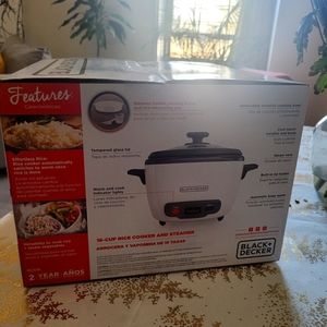 Brand New Black and Deckers white Crock Pot